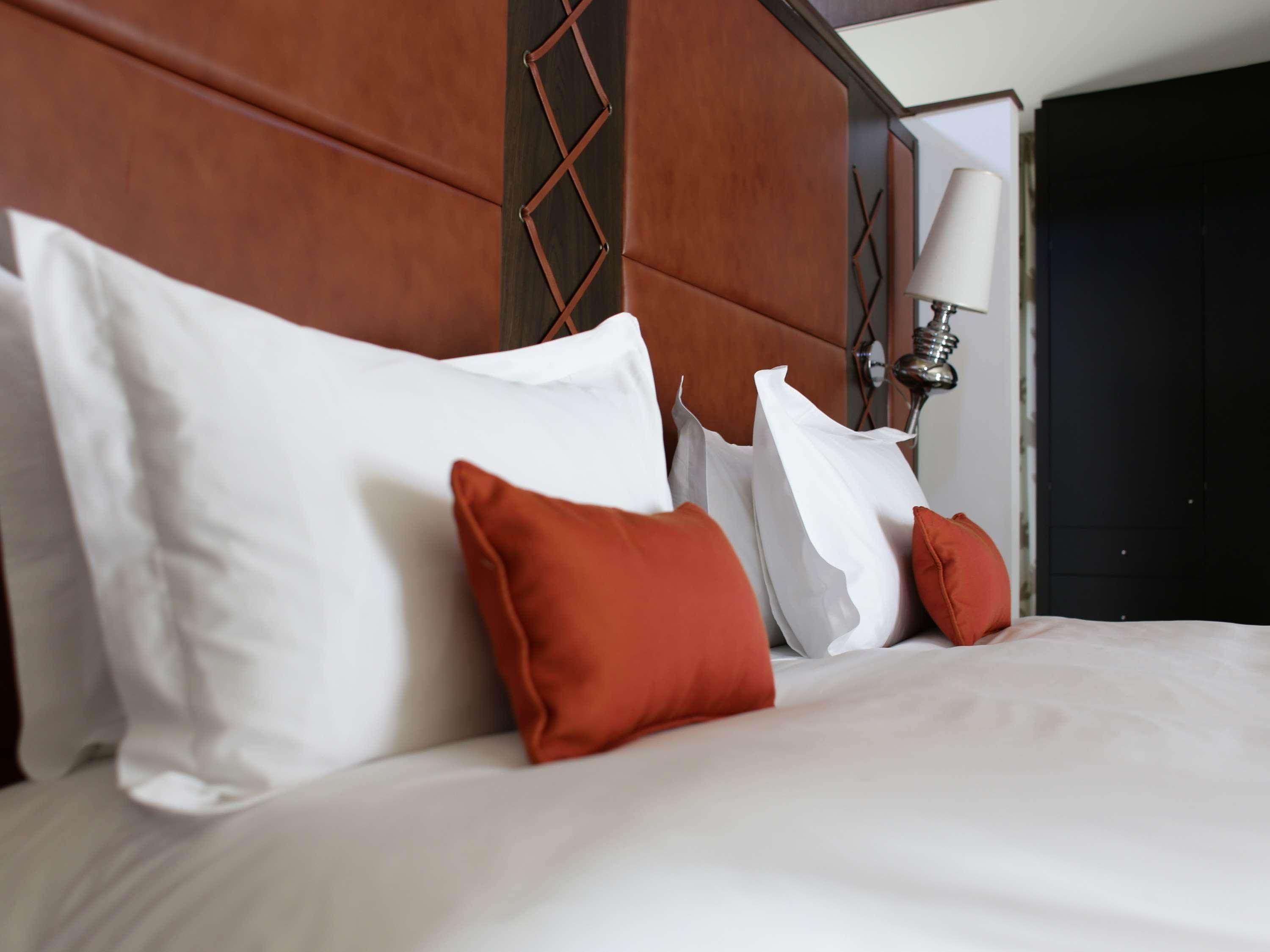 Sofitel Montevideo Casino Carrasco & Spa Экстерьер фото A bed with pillows