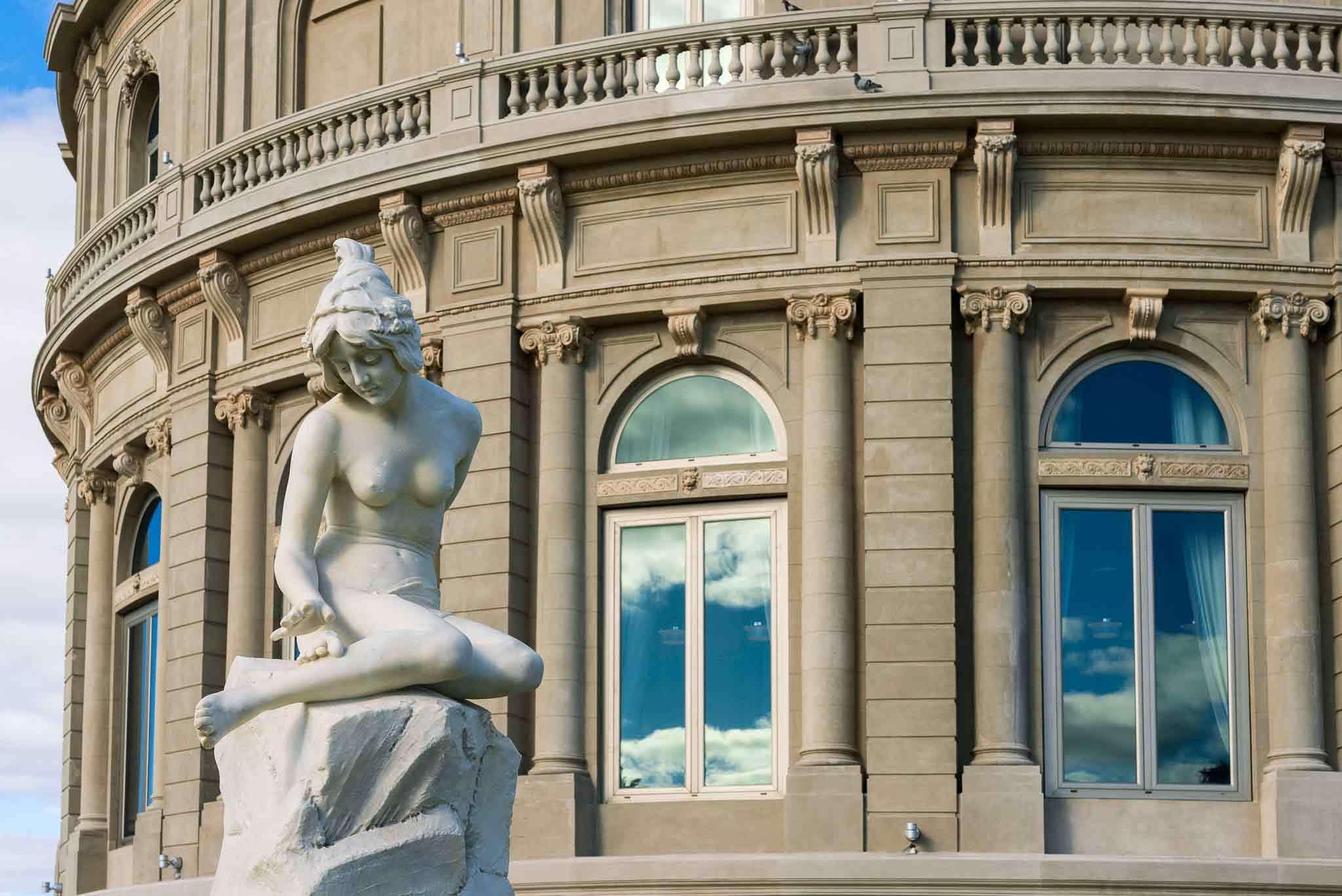Sofitel Montevideo Casino Carrasco & Spa Экстерьер фото The sculpture in 2011