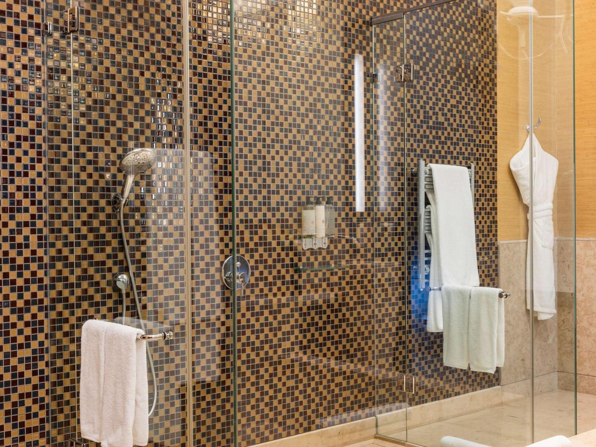 Sofitel Montevideo Casino Carrasco & Spa Экстерьер фото A shower with a sliding door