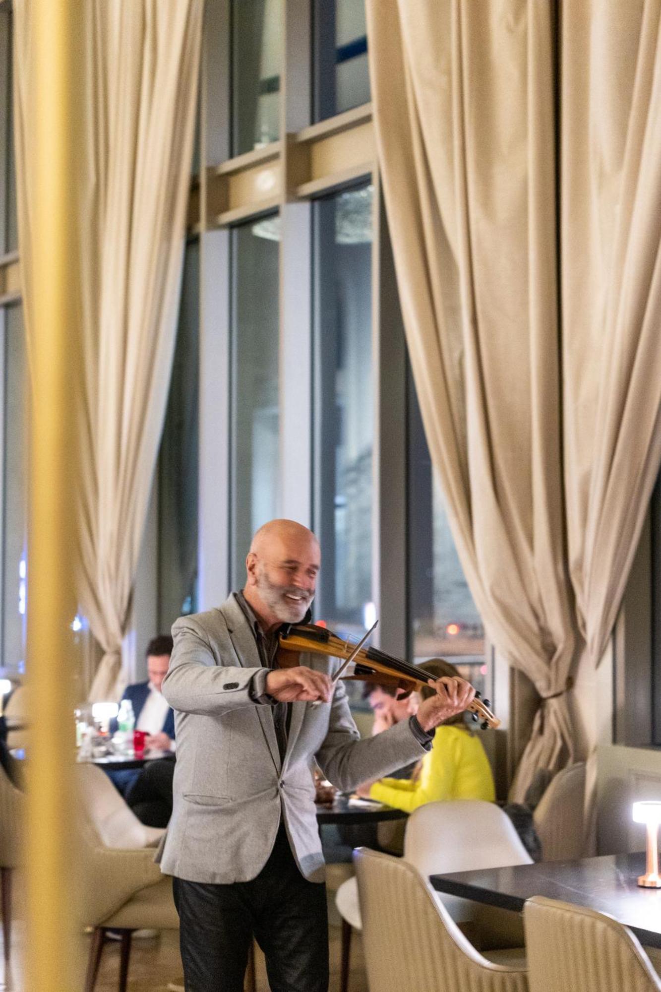 Sofitel Montevideo Casino Carrasco & Spa Экстерьер фото The violinist at the opening of the restaurant
