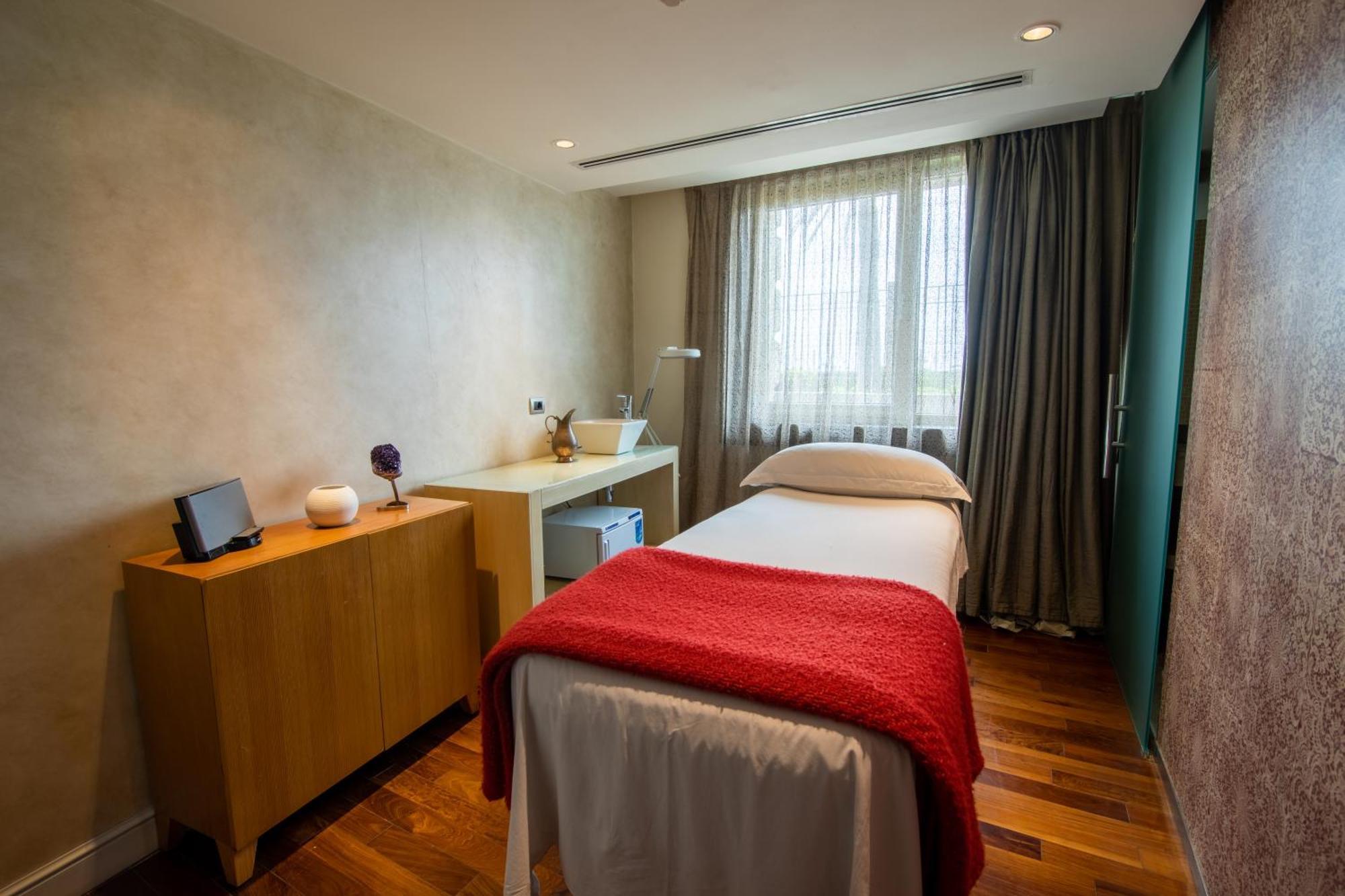 Sofitel Montevideo Casino Carrasco & Spa Экстерьер фото Treatment room at The Dorchester, London