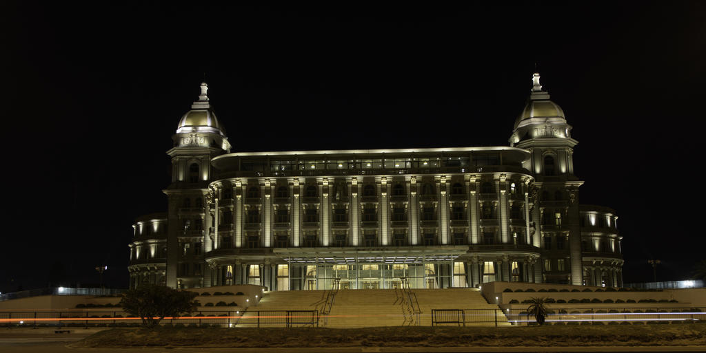 Sofitel Montevideo Casino Carrasco & Spa Экстерьер фото The Grand Hotel at night